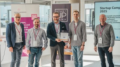 [Translate to Englisch:] Marvin Lange (2 v.l.) und Maik Franke (2.v.r.) haben für ihren Pitch einen von drei Preisen beim Startup-Camp des Gründungsbüros Trier gewonnen. 