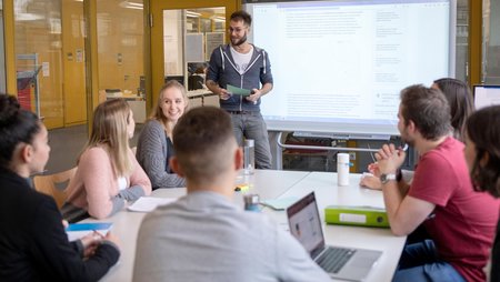 [Translate to Englisch:] Studierende arbeiten in einem Seminar zusammen